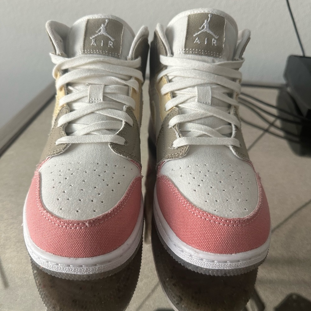 White/pink/gray